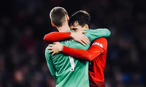 De Gea 'tình tứ' quá mức, 'bạn đời' Lindelof lo lắng ra mặt