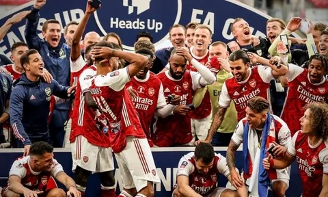 Vừa đoạt cúp, Aubameyang đã làm rơi khiến đồng đội hốt hoảng