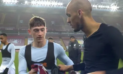 Vừa đổi áo với Fabinho, sao phá lưới Liverpool đã xin lại