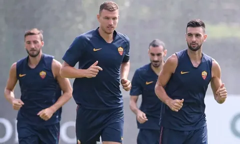 Vừa gia hạn hợp đồng, cựu sao Man City cười tươi trên sân tập