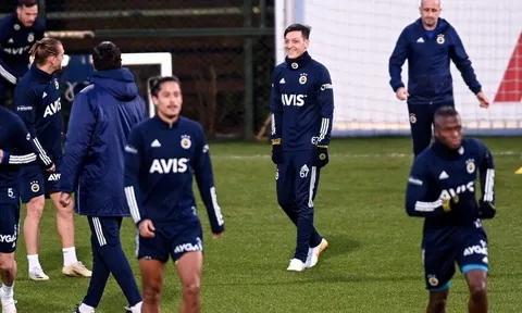 Vừa rời Arsenal, Ozil có lần đầu đầy lạ lẫm ở đội bóng mới