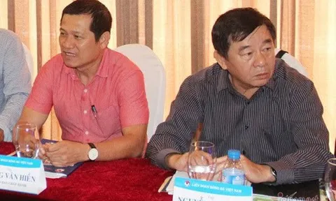"Vua" sai be bét, Ban trọng tài cứ ngoảnh mặt thờ ơ?