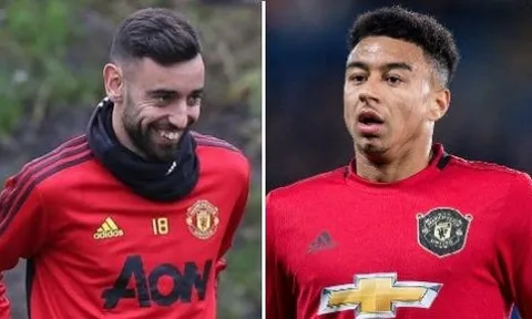 Vừa vào sân, Bruno Fernandes đã tiến đến Lingard làm ngay 1 chuyện