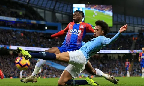 Chỉ một người qua mặt Wan-Bissaka 2 lần, và đó là ác mộng của Van Dijk