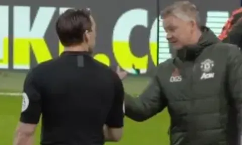 Man United bị tước 11m, Ole tranh cãi thẳng với trọng tài