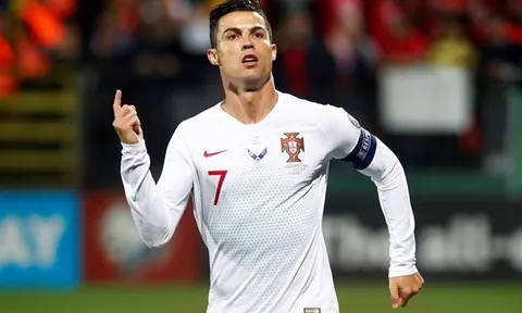 Fan cuồng quỳ lạy trong ngày Ronaldo lập kỷ lục