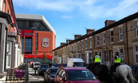 CĐV Liverpool tranh thủ lót dạ trước trận đánh lớn