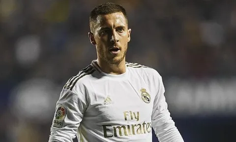 CĐV Chelsea "bật khóc" với bí mật bên trong đôi vớ của Hazard