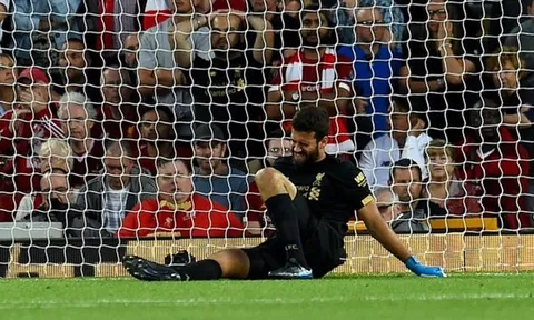 CĐV Liverpool: "Anh ấy chơi với 1 chân được không?"