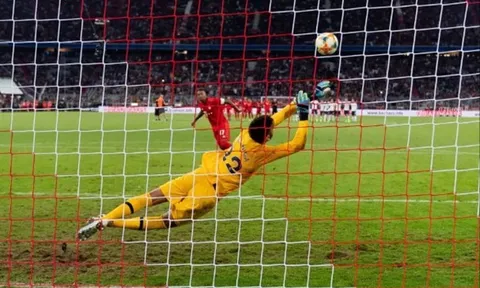 Tottenham bị đem ra chế nhạo với chiếc cúp đầu tiên
