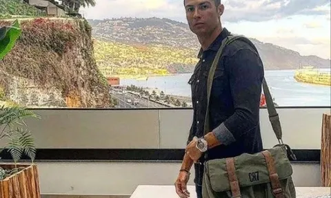 "Cuồng chân", Ronaldo xỏ giày ra sân bất chấp dịch Covid-19