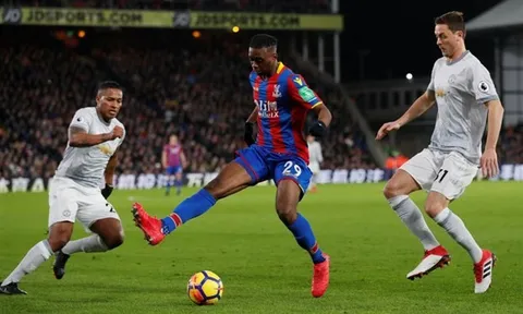 Bom tấn kích nổ, nhưng CĐV Man Utd vẫn "bạo động"