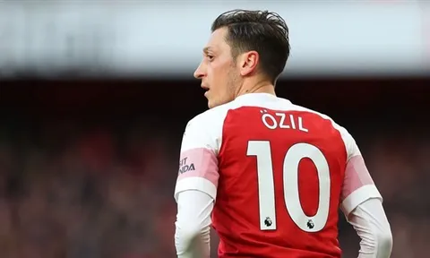 Góc Arsenal: Nhìn Ozil đi, mua "tiểu phù thủy" về rồi lại bỏ xó sao?