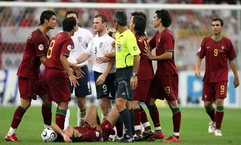 Sau 14 năm, Rooney tiết lộ gây sốc về cú nháy mắt 'để đời' của Ronaldo