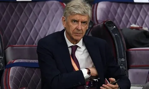 'Wenger rất thông minh. Ông ta đi khỏi đó, trốn tránh và chỉ xem thôi'