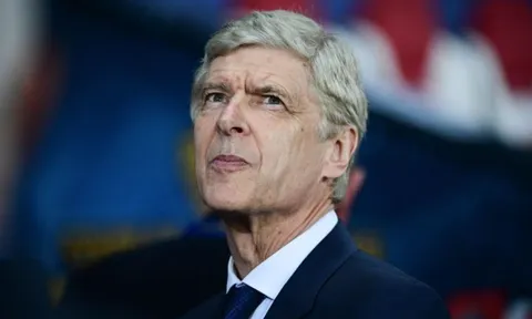 "Wenger sẽ không đời nào dẫn dắt Man United"