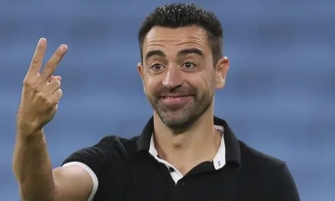 Lần đầu làm HLV, Xavi đã học được tuyệt chiêu 'chiếc giày bay' của Sir Alex