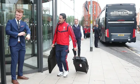XONG! Arsenal chốt đội hình đấu Man Utd: Ozil đã biết thân, biết phận