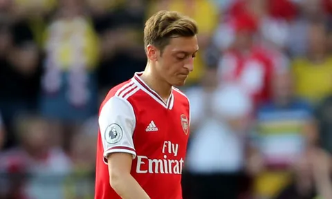 XONG! Emery lên tiếng về tình hình của Ozil