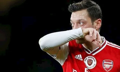 XONG! Ozil 'phát cẩu lương' lộ liễu, chủ tịch phá vỡ im lặng