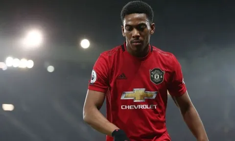 XONG! Solskjaer báo tin cực sốc về Martial, M.U gặp đại họa