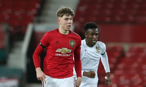 XONG! Trung vệ người Anh chia tay Man United