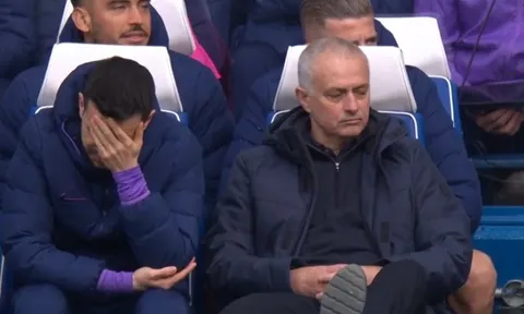 'Kẻ nổi loạn' cãi tay đôi với đồng đội trên sân, Mourinho bất lực ngao ngán