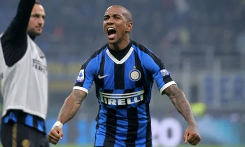 Ashley Young: “Đó là điều lạ lùng ở Europa League”