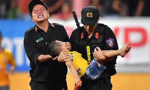 Cảnh sát Nam Định nén đau cứu CĐV nhí tại chảo lửa Thiên Trường