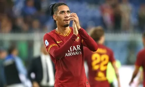CHÍNH THỨC: M.U đón Smalling về trước ngày quay lại Europa League