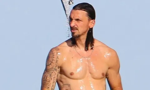 Đi du lịch cùng vợ, Ibrahimovic vẫn hùng hục làm 1 chuyện