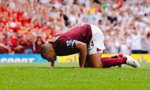Henry: "Đó là lý do tôi hôn lên mặt cỏ Highbury"