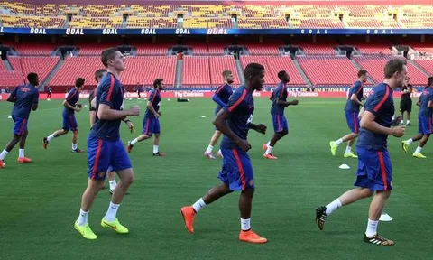 CHOÁNG! Van Gaal quá tàn nhẫn, chấm dứt sự nghiệp Zaha ở M.U trong tích tắc