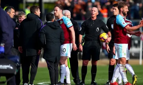 Tottenham thua đau, HLV Pochettino gây hấn với trọng tài Mike Dean