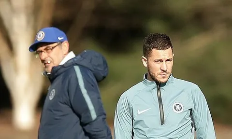 Bị Hazard làm ngơ, HLV Sarri trao đổi riêng với Higuain, Willian