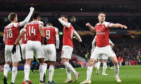 Huyền thoại Arsenal đứng về Man Utd, dự đoán 'cái kết đắng' cho Pháo thủ