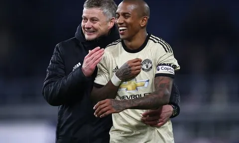 Rộ tin đồn Ashley Young đến Inter, Solskjaer lên tiếng