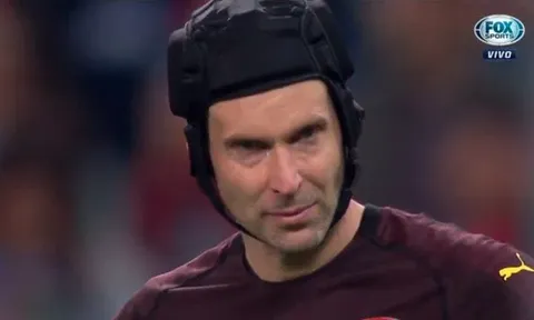 Petr Cech không cầm được nước mắt khi phải chia tay Arsenal bằng thất bại