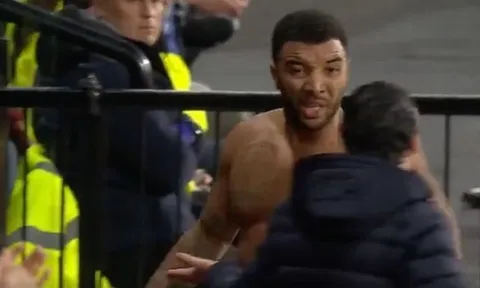 SỐC: Emery bị đội trưởng Watford chửi thẳng mặt sau khi nhận thẻ đỏ