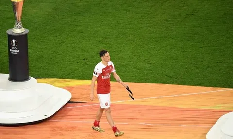 "Arsenal thua 4-1, nếu là cậu ta tôi sẽ xấu hổ và cúi gằm mặt xuống"