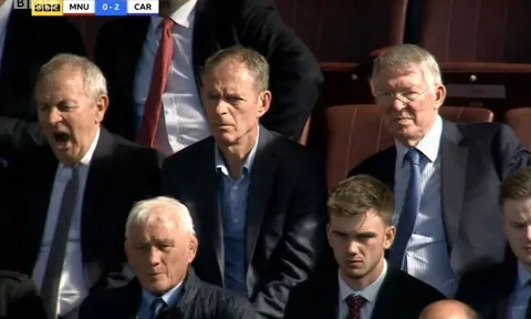 Sir Alex phản ứng ra sao khi M.U thua tan nát Cardiff?