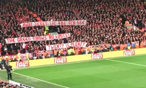 Fan Bayern khiến khán giả Anfield đồng loạt đứng dậy vỗ tay