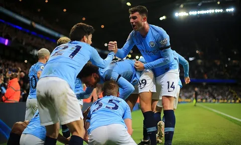 Kompany nã đại bác cháy lưới, Man City hủy hoại hy vọng vô địch của Liverpool