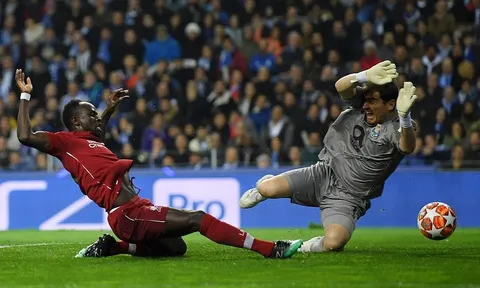 Đến "thánh" Iker cũng "bó phép" trước sức công của Liverpool