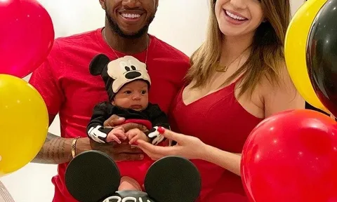 Fred sắm vai "Chuột Mickey" trong ngày đầy tháng con trai
