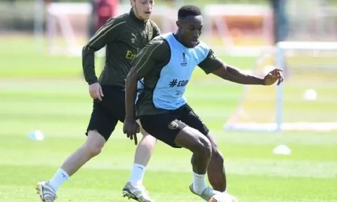 Vừa trở lại sau chấn thương, Welbeck ngay lập tức "qua mặt" Ozil