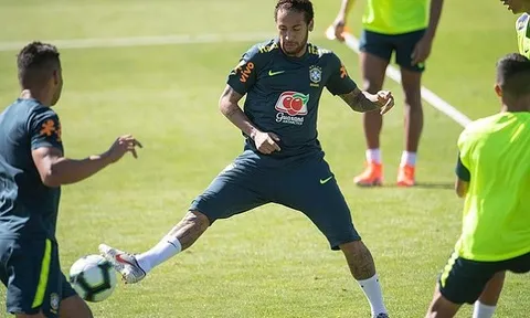 Vừa xịt thuốc tê, vừa tập luyện, Neymar khiến Tite lo sốt vó