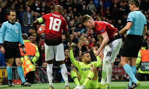 Sao Barca nhận cơn thịnh nộ: Cậu ta là nỗi xấu hổ của làng bóng đá