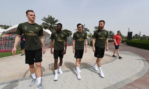 Ozil cười thả ga ngồi xe bus hai tầng dạo phố phường Dubai
