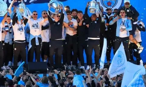 Dàn sao Man City cùng cổ động viên ăn mừng tưng bừng trên phố